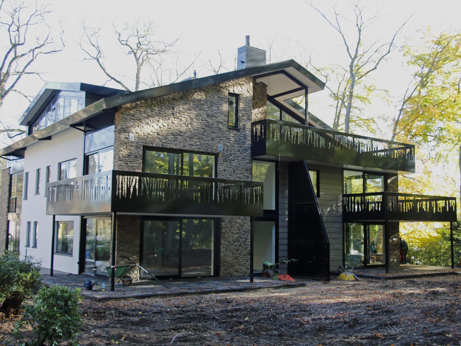 Verzinken poedercoaten hekwerken chalet Apeldoorn Rotocoat