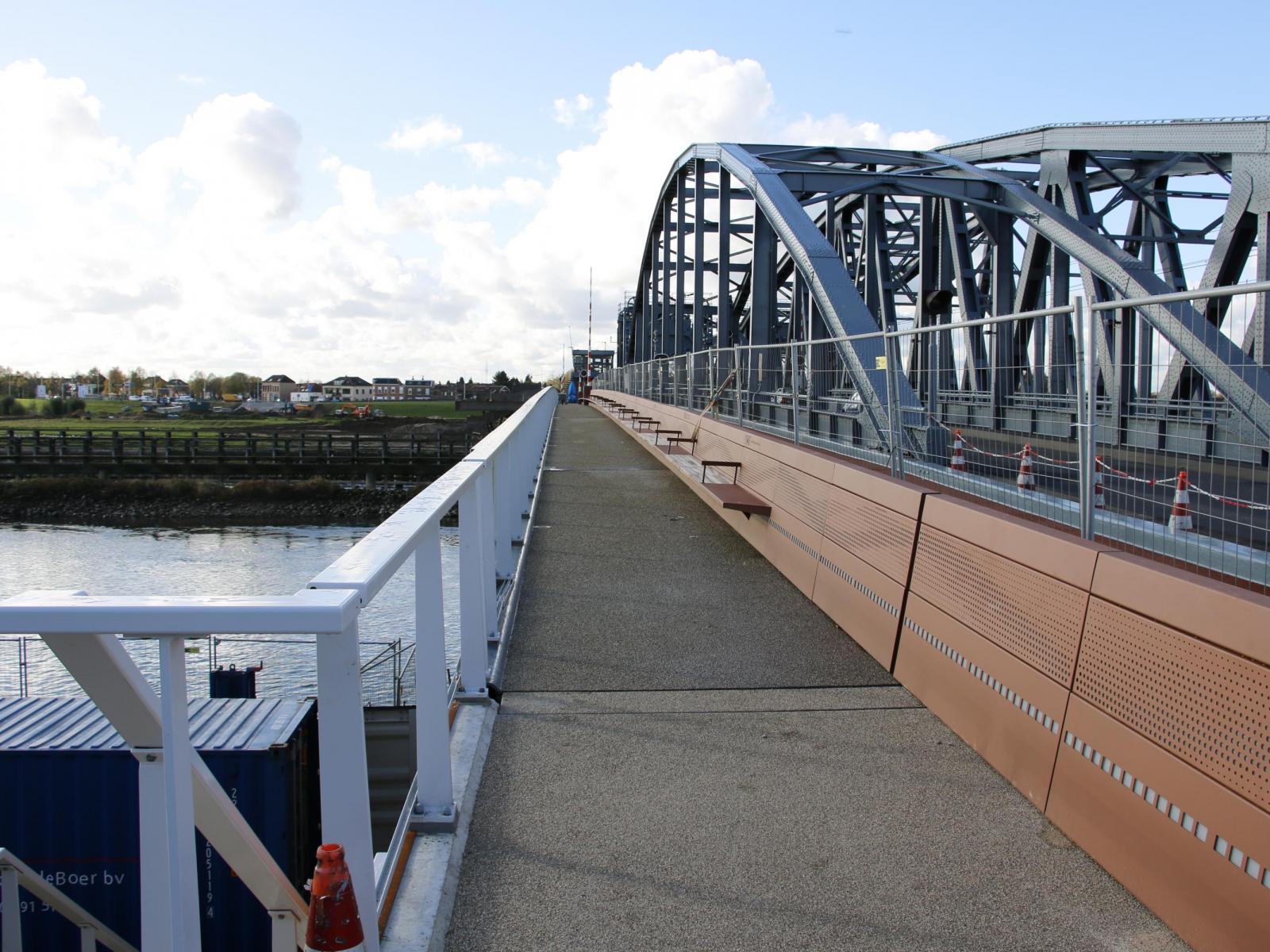 	Rotocoat verzinken poedercoaten brugleuningen zitbanken IJsselbrug Zutphen