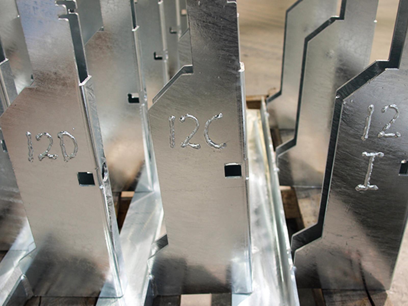 Gelaste tekens verzinkt materiaal